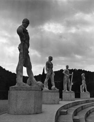 Rom. Foro Italico (1928/1936; E. Del Debbio, L. Moretti). Stadio dei Marmi. Teil der Ränge und Statuengruppe