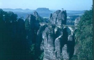 Sächsische Schweiz, Rathener Gebiet. Basteibrücke von der Ferdinandaussicht. Blick nach Südsüdost zum Lilienstein