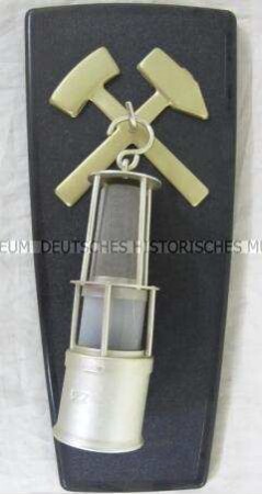 Wandzier mit Grubenlampe