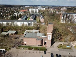 Reinbek: Stadteil Klosterbergen: Luftbild der Nathan-Söderblom-Kirche in Richtung Norden, dahinter Wohnbebauung an der Bogenstraße
