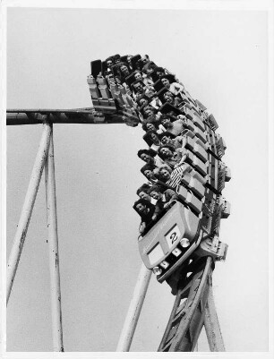 Würzburg. Kiliani-Kirmes. Doppel-Looping Achterbahn. Zug mit Gästen nach der Looping Abfahrt