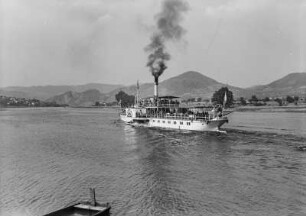 Elbdampfer Schmilka bei Libochnov mit Deblikberg : Libochwan (Libochovany). Personen-Seitenraddampfer "Schmilka" (1897, Werft Blasewitz). Blick gegen Deblikberg (459 m)