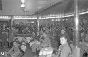 Passagiere im Festsaal des Hochseepassagierdampfers "Bremen"
