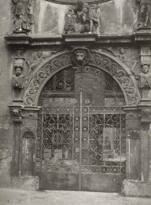 Halle (Saale), Pfälzer Koloniegericht, Portal