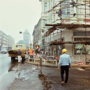 Straßenansicht mit Blick auf das Steintor und Renovierungsarbeiten an einem Haus am Marienkirchplatz, Anklam