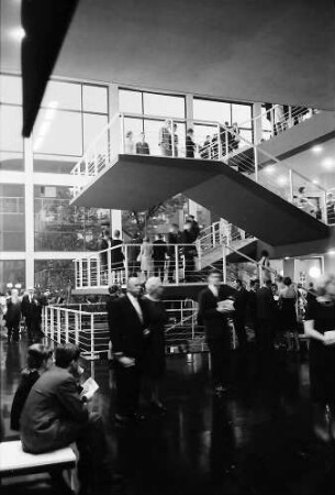 Berlin: Deutsches Opernhaus; Foyer in der Pause, Treppe