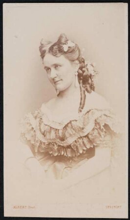 Porträt Lilla Buliovsky (1834-1909; Schauspielerin). Albuminabzug auf Karton (Carte-de-visite mit Atelieraufdruck recto)