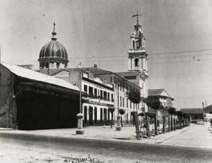 Spanien. Häuserzeile mit Kirchtürmen