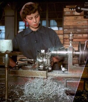 VEB Carl Zeiss Jena. Arbeiterin an der Drehmaschine : Jena. VEB Carl Zeiss Jena. Arbeiterin an der Drehmaschine
