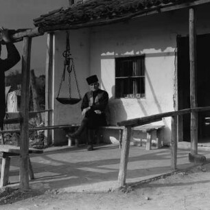 Porträt eines Mannes in bulgarischer Tracht in Banja bei Karlowo