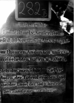 Grabstein 282 (Index: 100112050) Material: Sandstein Zustand: verwittert Maße HxBxT: 190x64x30 cm Beschreibung: ädikulaartige Stele mit Säulen, getreppter Sockel, schräg eingezogener Segmentbogenabschluß mit Mittel- und Eckakroteren, Schriftfeld eingetieft mit Rundbogenabschluß Symbolik: Ranken, Rundbogenfries: Grabstein 282B