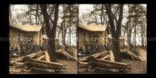Soldaten beim Bau einer Baracke im Wald