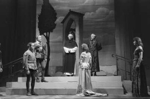 Szenenbilder aus der Komödie "Viel Lärm um nichts" von William Shakespeare im Theater am Schiffbauerdamm in Berlin : Szene mit Ursula Meißner (1. von rechts)