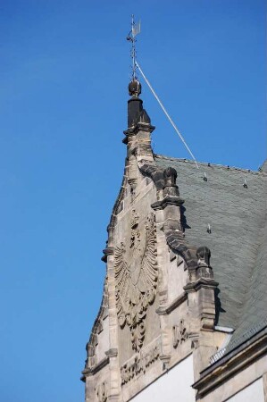 Giebel des Gebäudes des Landratsamtes mit preußischem Adler