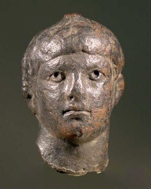 Kopf eines jungen Mannes. Fragment eines römischen Büstengewichts