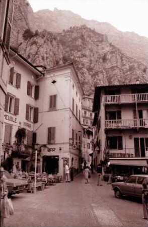 Limone: Gasse, Hintergrund Felswand