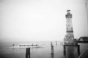 Lindau: Motorschiff fährt in Hafen