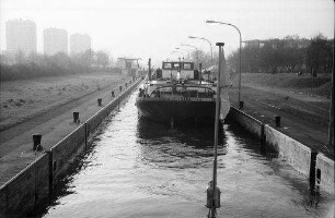 Birsfelden: Schleusenausfahrt, Hintergrund Grenzacher Horn, Kahn in der Schleuse