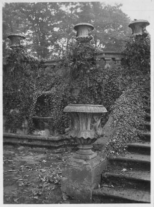 Lichtenwalde, Schlosspark, Südabgang mit Brunnen