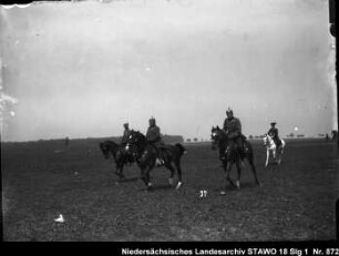 Geländeübung des Feld-Artillerie-Regiments Nr. 46 Enthält: Platte 37, vier berittene Offiziere