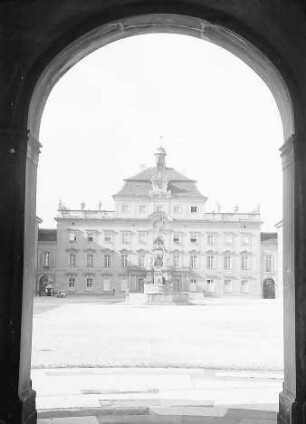 Ludwigsburg: Blick durch ein Tor in den Schlosshof des Residenzschlosses