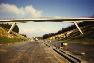 Überführung Gehrenweg; Betonbankett für Leitplanken
