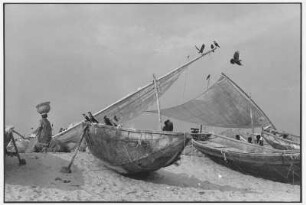 Puri. Fischerboote am Strand