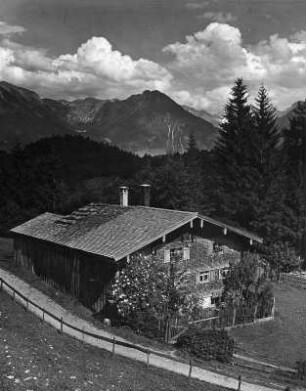 Bauernhaus im Gebirge (vielleicht in den Allgäuer Alpen)
