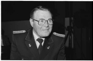 750. Gemeindejubiläum: Abschlussfeier: Sporthalle: Dirigent von Musikzug der Freiwilligen Feuerwehr Trittau