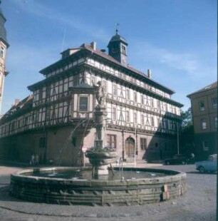 Vacha. Fachwerk-Rathaus, davor Vitusbrunnen
