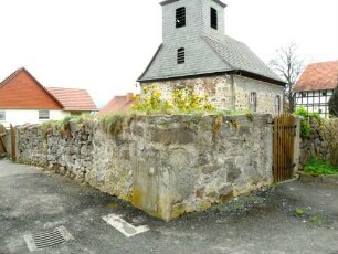 Konnefeld-Evangelische Kirche - Ansicht von Westsüdwesten mit Kirche (gotische Gründung 14 Jhd) über Kirchhofmauer (Wehrgang mit Schießscharten abgetragen)