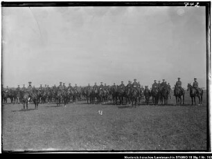 Geländeübung des Feld-Artillerie-Regiments Nr. 46 Enthält: Berittene Offiziere, Soldaten, Gespanne in Frontstellung