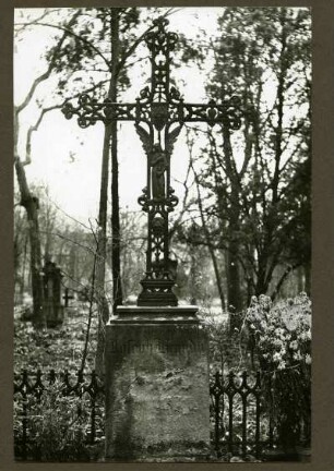 Friedhof. Grabkreuz, Gußeisen. Joseph Biundo