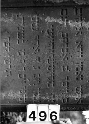 Grabstein 496 (Index: 99803822) Material: Sandstein Zustand: außen leicht verwittert Maße HxBxT: 133x59x10 cm Beschreibung: Stele mit verdachtem Rundnbogen, profilierter Rand, Giebelfeld: Grabstein 496 (Detailaufnahme)