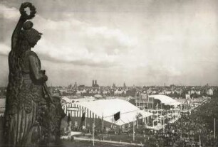 München. Blick von der Bavaria auf Festwiese mit Oktoberfest
