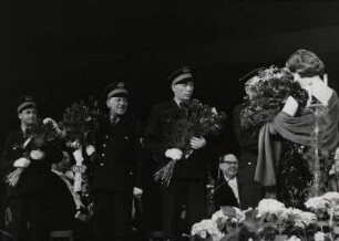 Renata Tebaldi [bekommt Blumen überreicht]