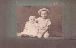 Foto zwei Kinder auf einer Bank