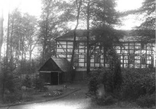 Bad Marienborn (Schmeckwitz). Landheim? Gartenseite mit Schuppenanbau. Fotografie (Negativabzug auf Papier) von Ursula Richter, um 1925