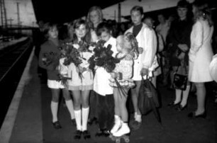 Freiburg: Hauptbahnhof; Rollschuhjugend in Erwartung des Weltmeisters; Michael Obrecht (Weltmeister 1971), Markus Gallmann (3. in Barcelona), Myrtil Haefs und Reinhard Strate (Tanzpaar, Bronzemedaille)