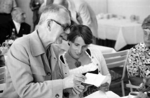 27. Tagung 1977 Chemiker; Graf Lennart Bernadotte, Gräfin Sonja Bernadotte, Frau Hein angeschnitten