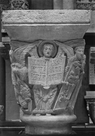 Clermont-Ferrand, Notre-Dame-du-Port, südöstliches Chorsäulenkapitell, Engel mit Buch