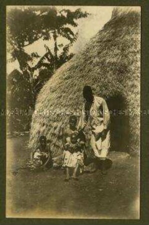Afrikanische Familie am Eingang eines Kraals