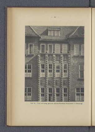 Abb. 30. Erker mit farbig glasierten Klinker-Einsätzen (Polizeiwache in Hamburg).
