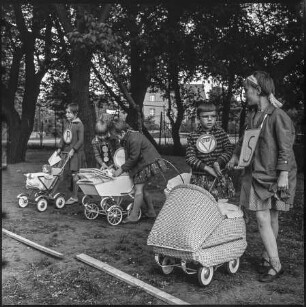 Kinder im Verkehrsgarten, Bild 2, 1960er Jahre. SW-Foto © Kurt Schwarz.