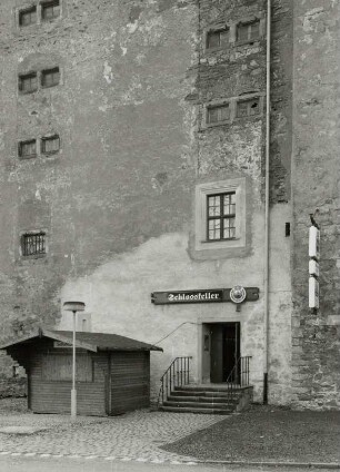 Schloßplatz : Freiberg (Sachsen). Schloss Freudenstein (1566/1579, H. Irmisch; 1784/1805 Umbau; 2005/2007 Umbau). Teilansicht von Nordwesten (Erdgeschoss, 1. bis 4. Obergeschoss) mit Eingang zur Gaststätte "Schloßkeller"