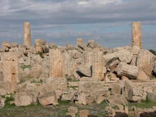 Historisches Trümmerfeld hinter dem Hera-Tempel von Selinunt