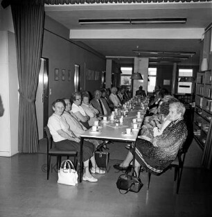 Reichsbund, Ortsgruppe: Altentagesstätte: Ehrungen: Mitglieder an langem Kaffeetisch