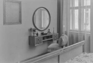 Wohnung S. : Inneneinrichtung einer Wohnung, Schminktisch mit Spiegel