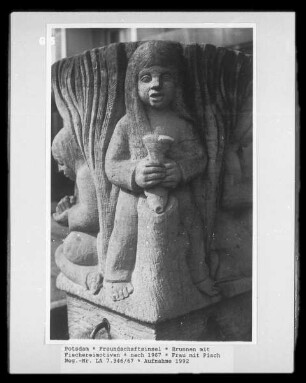 Brunnen mit Fischereimotiven — Frau mit Fisch