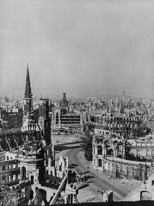 Dresden. Blick vom Turm der Katholischen Hofkirche nach Südwesten über die Trümmer der Innenstadt - Schloss, Sophienkirche, Zwinger, Postplatz